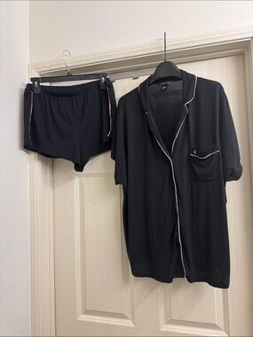 Victoria’s Secret Black Short Sleeve Pajama Set with Pink Contrast Piping size L